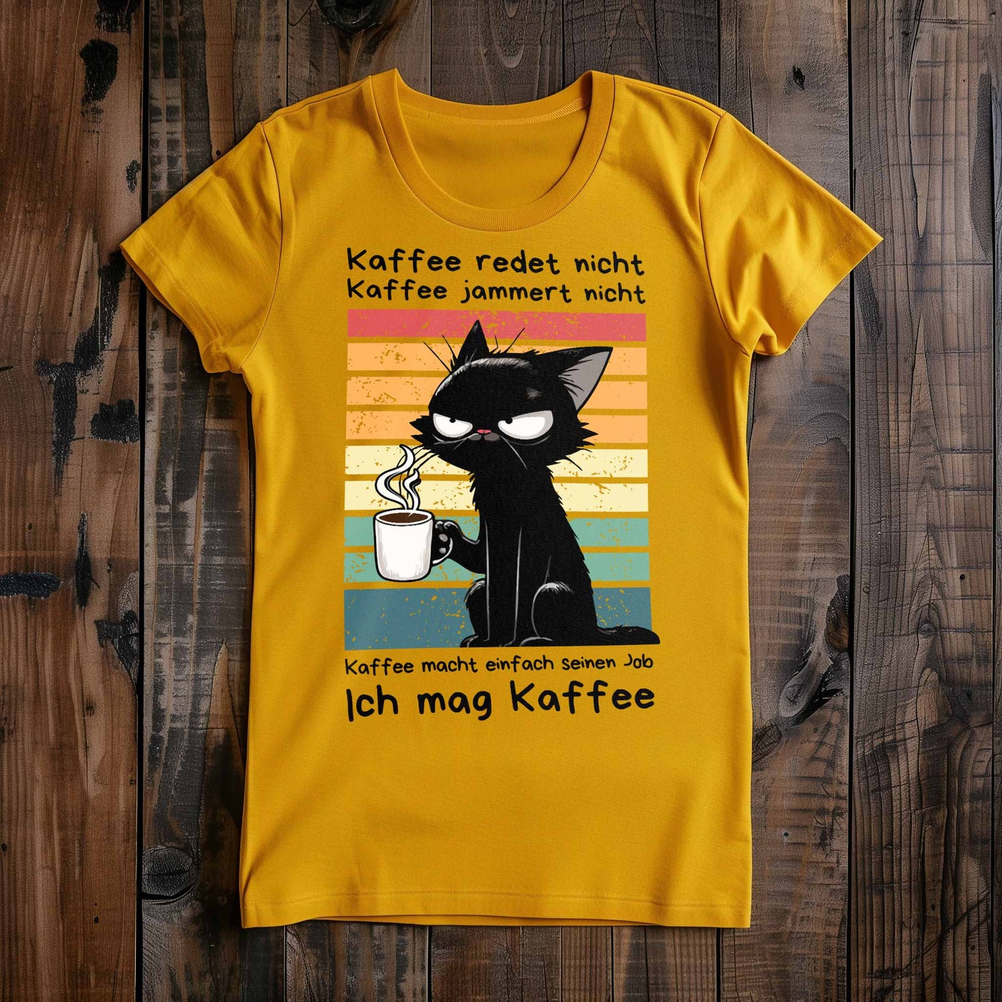 Gelbes Damen-Shirt auf Holzboden mit Kaffee trinkender Katze und dem lustigen Spruch 'Ich mag Kaffee'