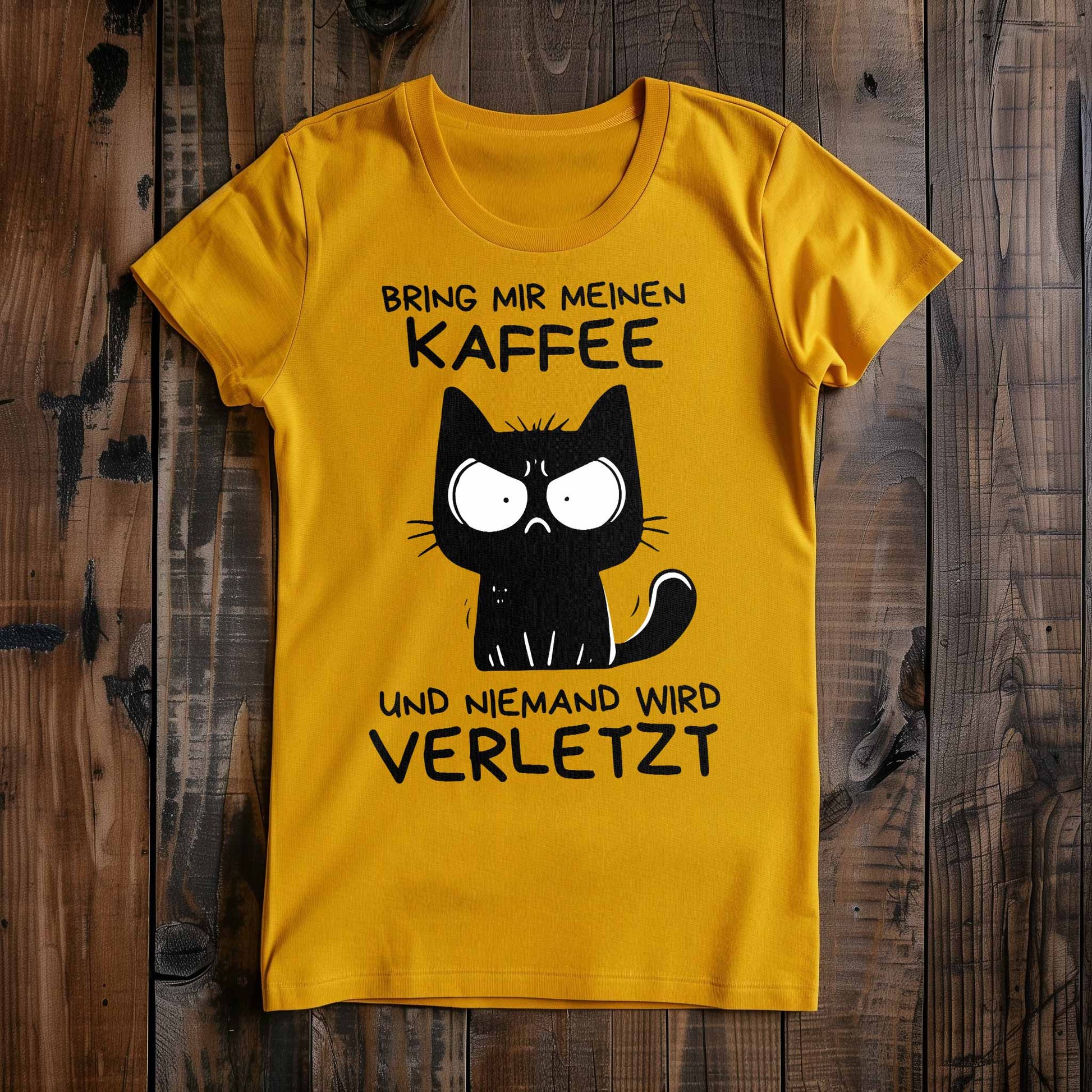 Gelbes Damen-Shirt auf Holzboden mit Katze und Spruch 'Bring mir meinen Kaffee und niemand wird verletzt'