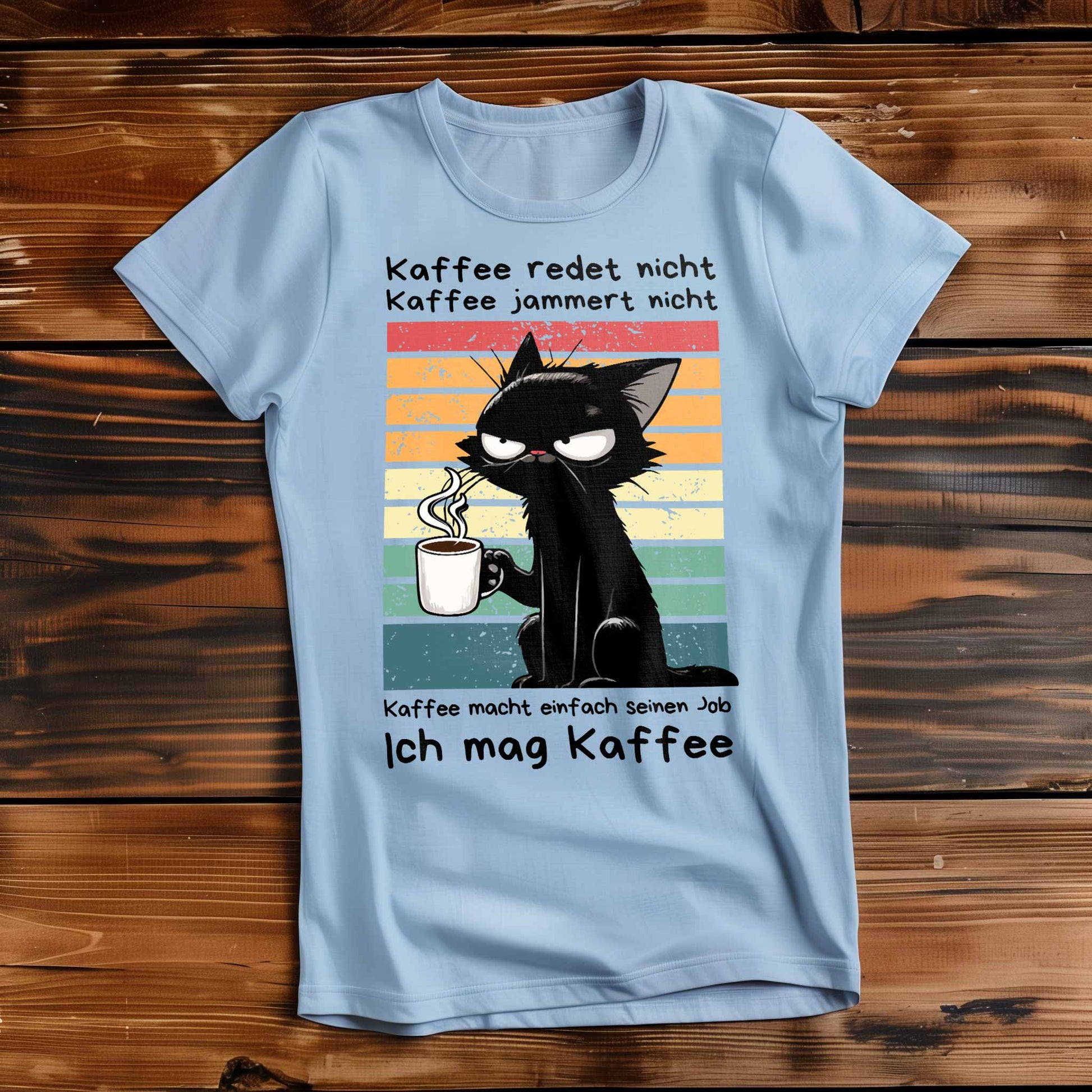 Himmel-Blaues Damen-Shirt auf Holzboden mit Kaffee trinkender Katze und dem lustigen Spruch 'Ich mag Kaffee'