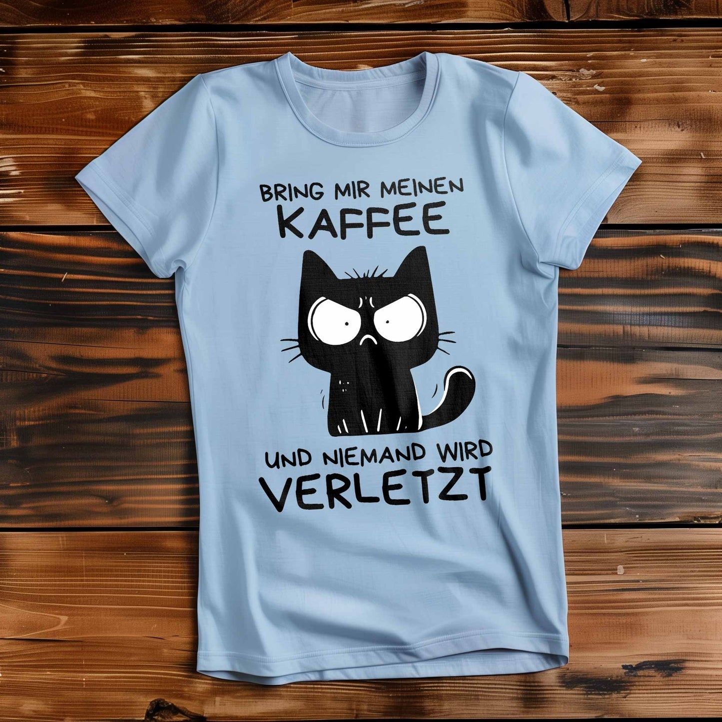 Himmel-Blaues Damen-Shirt auf Holzboden mit Katze und Spruch 'Bring mir meinen Kaffee und niemand wird verletzt'