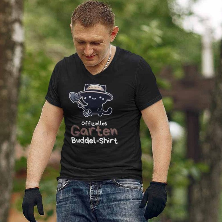 Mann im Garten mit schwarzem T-Shirt mit süßer schwarzer Katze und dem lustigen Spruch 'Offizielles Garten-Buddel-Shirt'