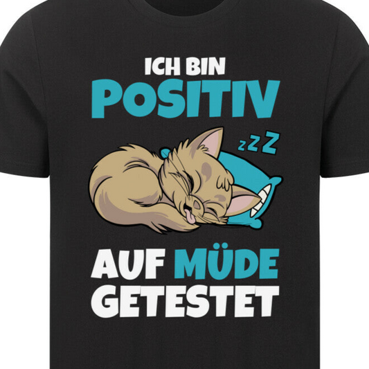 Nahaufnahme - Schwarzes T-Shirt mit einer süßen schlafenden Katze und dem Spruch "Ich bin positiv auf Müde getestet"