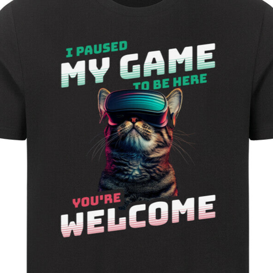 Nahaufnahme eines Schwarzen T-Shirts mit lustigem Katzen-Gaming-Design und VR-Brille