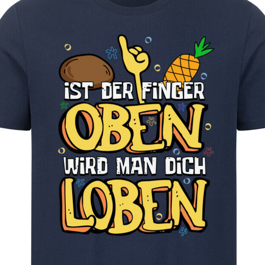 Nahaufnahme eines Marine-blauen T-Shirts mit "Ist der Finger oben, wird man Dich loben" Cartoon-Design und bunten Motiven.