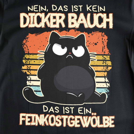 Nahaufnahme eines schwarzen T-Shirts mit Design einer dicken Katze, Retrosonnen-Hintergrund und dem lustigem Spruch 'Nein, das ist kein dicker Bauch - Das ist ein Feinkostgewölbe'