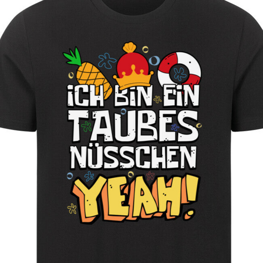 Nahaufnahme eines schwarzen T-Shirts mit dem lustigen Spruch "Ich bin ein taubes Nüsschen YEAH!" und bunten Illustrationen wie Krone, Ananas und Rettungsring.