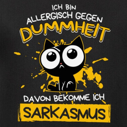 Nahaufnahme eines schwarzen T-Shirts mit süßer Katze und dem lustigen Spruch 'Ich bin allergisch gegen Dummheit - Davon bekomme ich Sarkasmus'