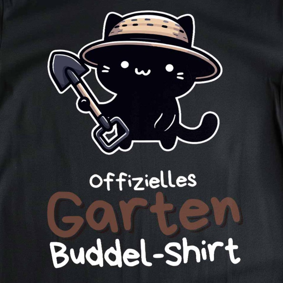 Nahaufnahme eines schwarzen T-Shirts mit süßer schwarzer Katze und dem lustigen Spruch 'Offizielles Garten-Buddel-Shirt'