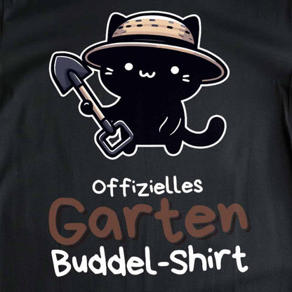 Nahaufnahme eines schwarzen T-Shirts mit süßer schwarzer Katze und dem lustigen Spruch 'Offizielles Garten-Buddel-Shirt'