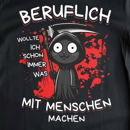 Nahaufnahme eines schwarzes T-Shirts mit Design einer schwarzen Katze verkleidet als Sensenmann mit Sense und dem lustigen Spruch 'Beruflich wollte ich schon immer was mit Menschen machen'