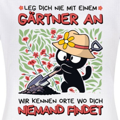 Nahaufnahme eines weißen Damen-Shirts mit süßer Gärtner-Katze und dem lustigen Spruch 'Leg Dich nie mit einem Gärtner an - Wir kennen Orte, wo Dich niemand findet'