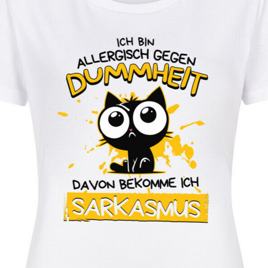 Nahaufnahme eines weißen Damen-Shirts mit süßer Katze und dem lustigen Spruch 'Ich bin allergisch gegen Dummheit - Davon bekomme ich Sarkasmus'