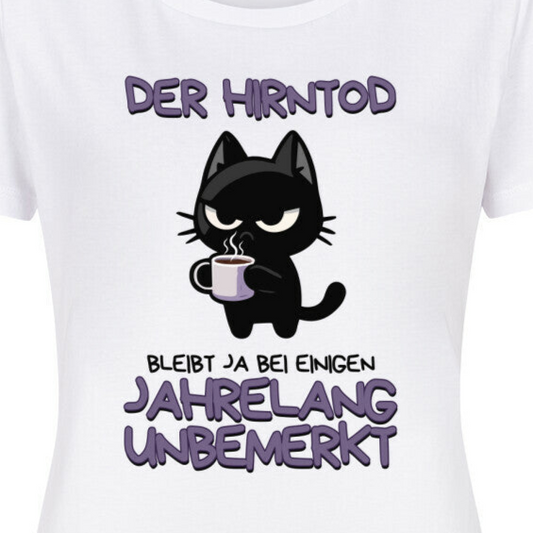 Nahaufnahme eines weißen Damen-Shirts mit süßer schwarzer Katze und dem lustigen Spruch 'Der Hirntod bleibt ja bei einigen jahrelang unbemerkt'