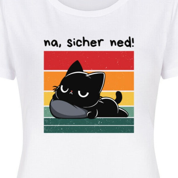 Nahaufnahme eines weißen Damen-Shirts mit schwarzer Katze, Retrosonne und lustigem Spruch: 'Na, sicher net!'