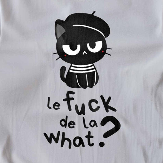 Nahaufnahme eines weißen T-Shirts mit Design einer französischen Katze und dem lustigen Spruch 'De Fuck de la What?'