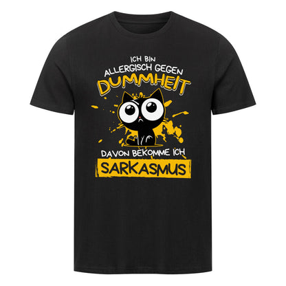 Schwarzes T-Shirt mit süßer Katze und dem lustigen Spruch 'Ich bin allergisch gegen Dummheit - Davon bekomme ich Sarkasmus'