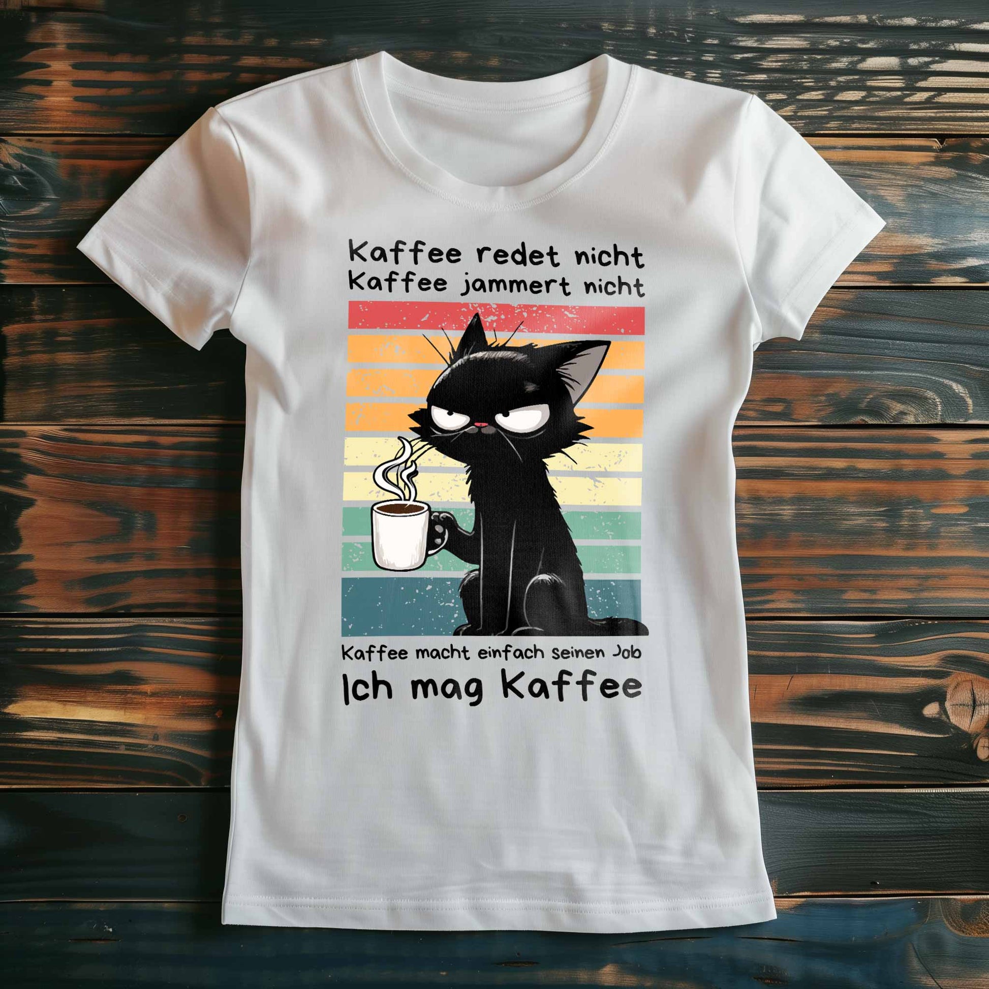 Weißes Damen-Shirt auf Holzboden mit Kaffee trinkender Katze und dem lustigen Spruch 'Ich mag Kaffee'