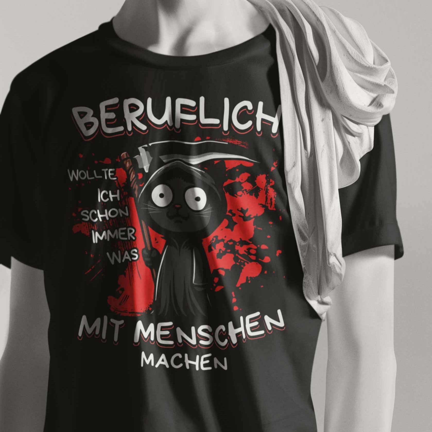 Weißes Statue mit T-Shirt und mit Design einer schwarzen Katze verkleidet als Sensenmann mit Sense und dem lustigen Spruch 'Beruflich wollte ich schon immer was mit Menschen machen'