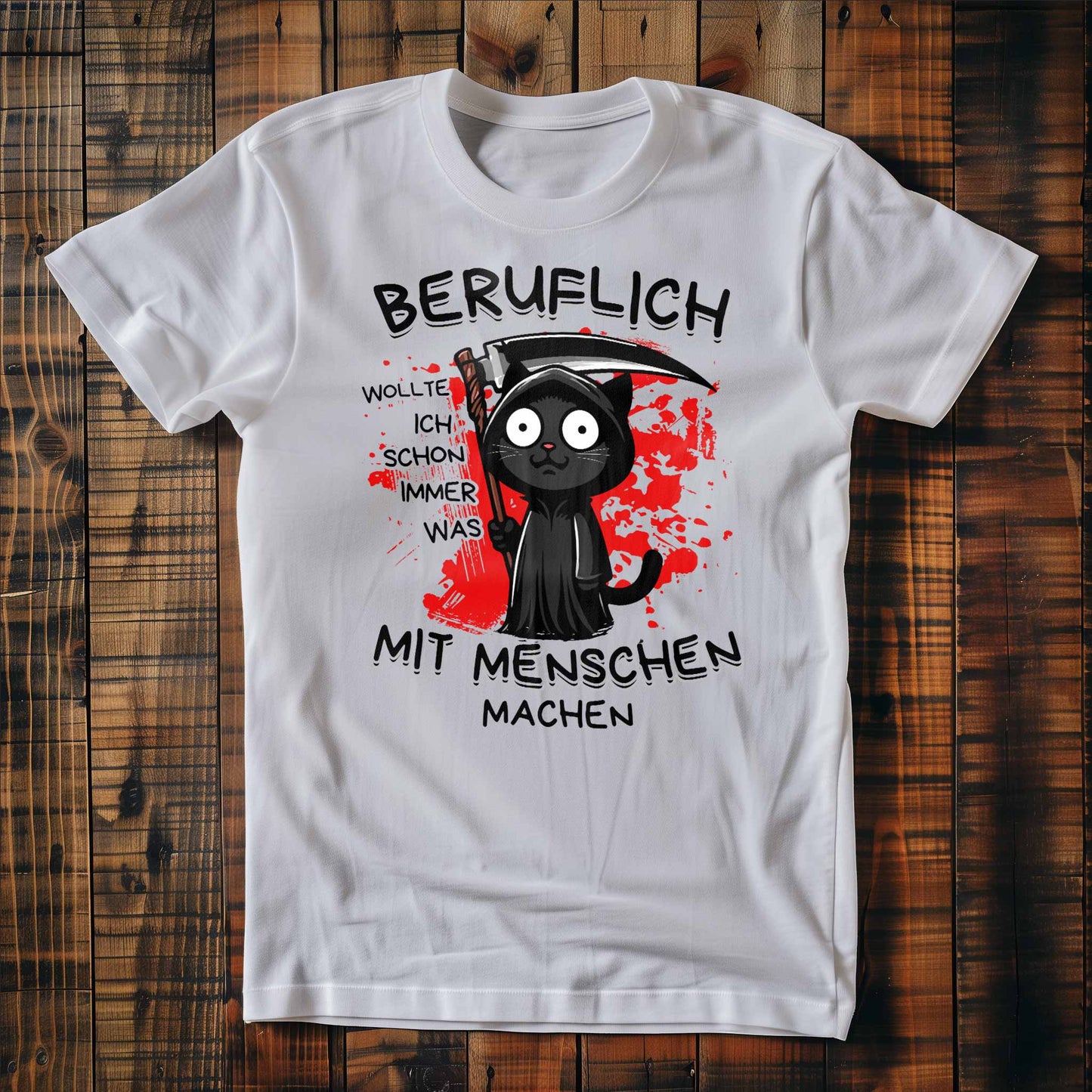 Weißes T-Shirt auf Holzboden mit Design einer schwarzen Katze verkleidet als Sensenmann mit Sense und dem lustigen Spruch 'Beruflich wollte ich schon immer was mit Menschen machen'