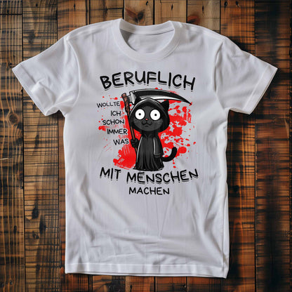 Weißes T-Shirt auf Holzboden mit Design einer schwarzen Katze verkleidet als Sensenmann mit Sense und dem lustigen Spruch 'Beruflich wollte ich schon immer was mit Menschen machen'