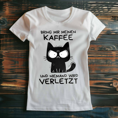 Weißes Damen-Shirt auf Holzboden mit Katze und Spruch 'Bring mir meinen Kaffee und niemand wird verletzt'