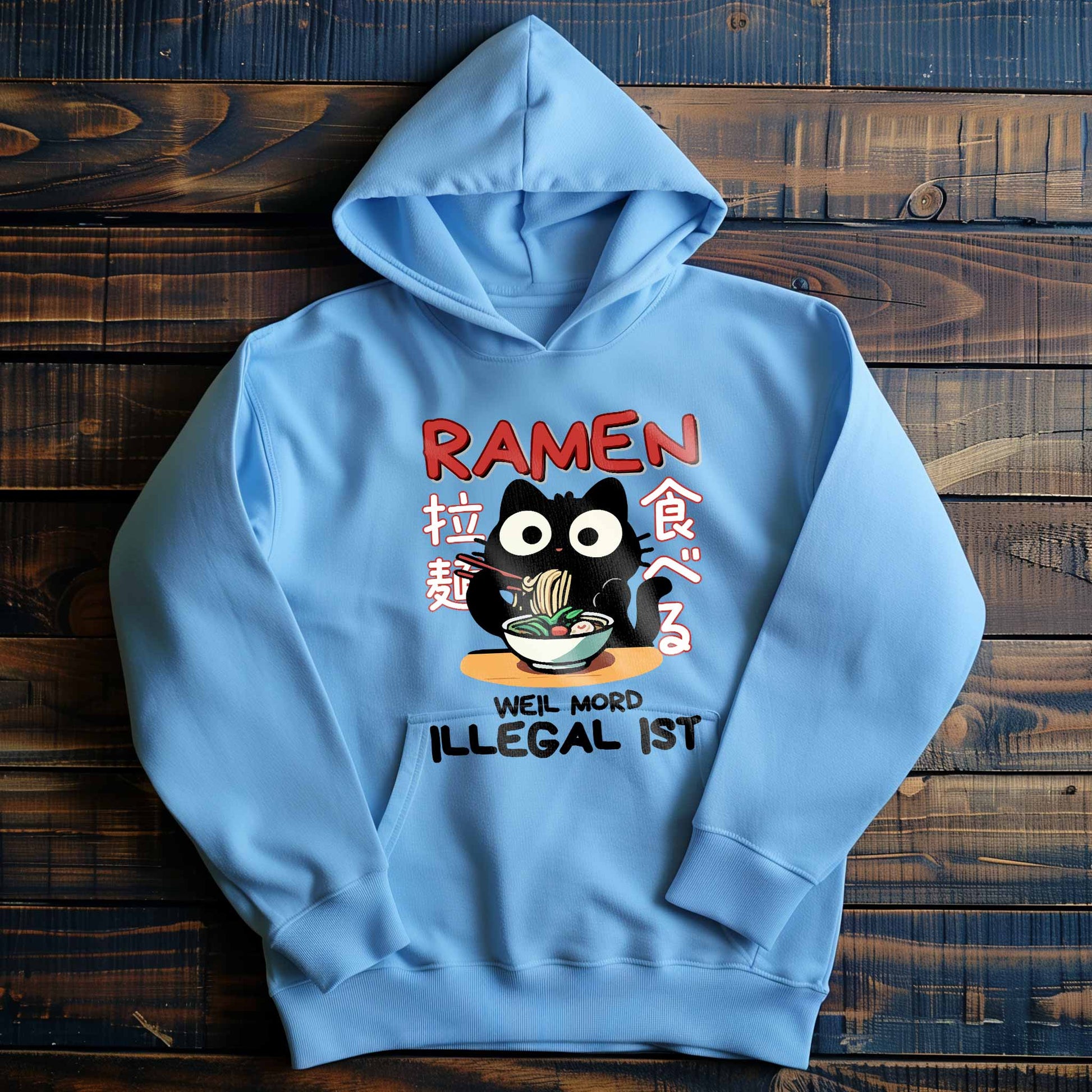 Baby-Blauer Hoodie Pullover auf Holzboden mit einem Design einer Katze und dem lustigen Spruch 'Ramen - Weil Mord illegal ist'