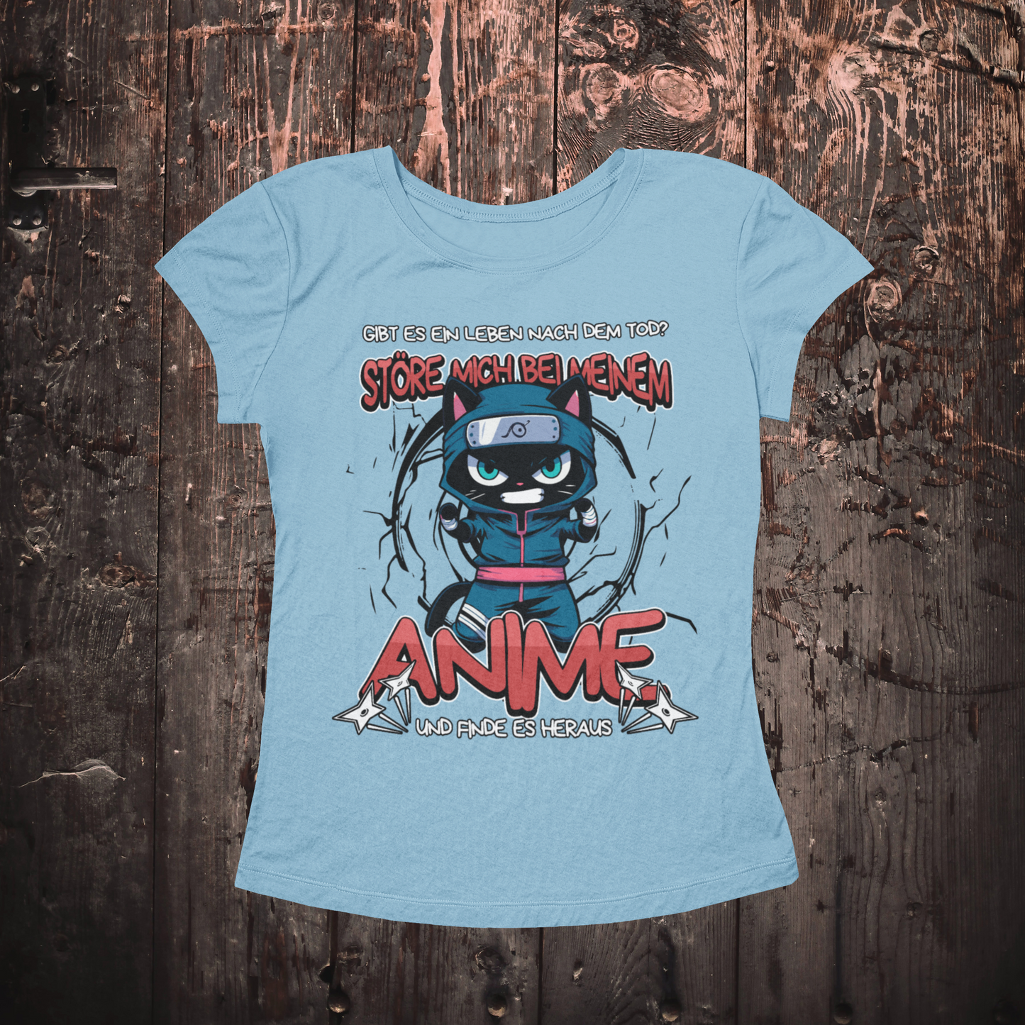 Baby Blaues Damen-Shirt auf einem Holzboden mit einem lustigen T-Shirt Design einer Ninja Katze und dem lustigen Spruch 'Ob es ein Leben nach dem Tod gibt? Störe mich bei meinem Anime und finde es heraus'