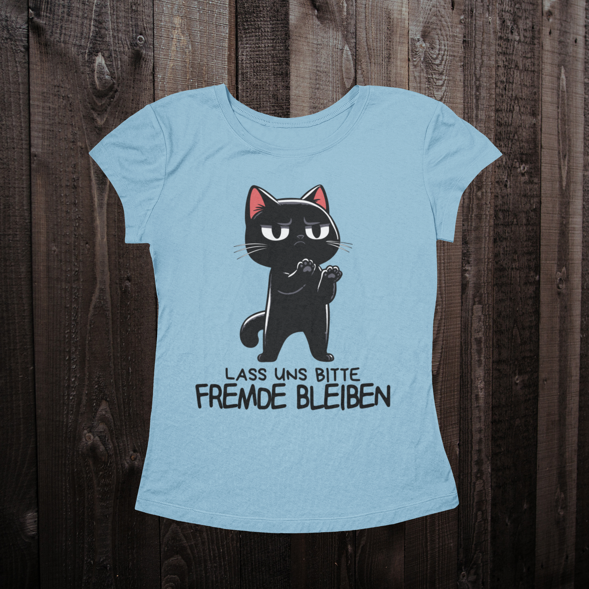 Baby Blaues T-Shirt für Frauen auf einem dunklen Holzboden mit einer schwarzen Katze als Design und dem lustigen Spruch 'Lass uns bitte Fremde bleiben'