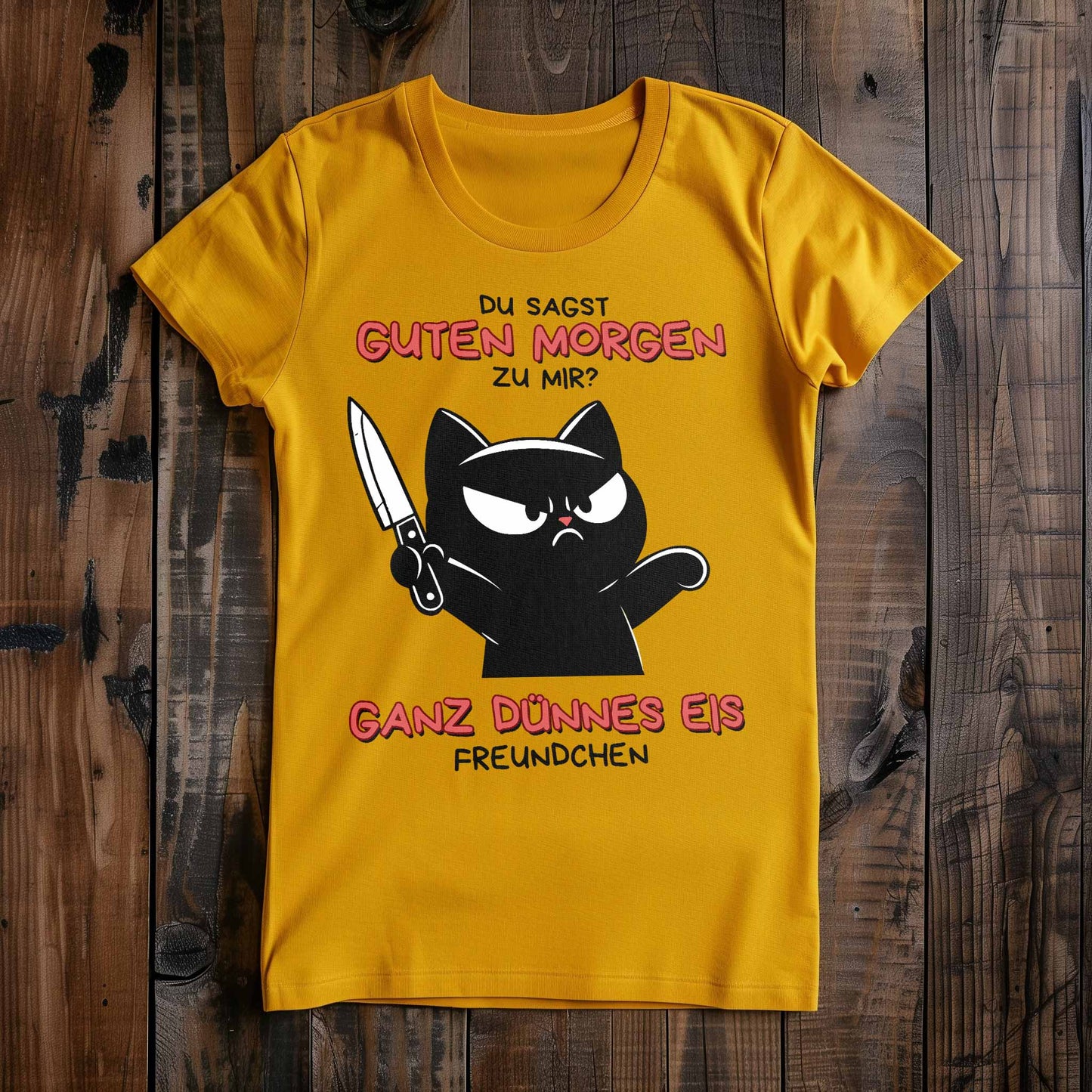 Gelbes Damen-T-Shirt auf Holzboden mit Design einer schwarzen Katze mit Messer und dem lustigen Spruch 'Guten Morgen? Ganz dünnes Eis'