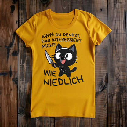 Gelbes Damen T-Shirt auf Holzboden mit einem witzigen Katzen-Design und dem lustigen Spruch 'Aww, du denkst, das interessiert mich? Wie niedlich'