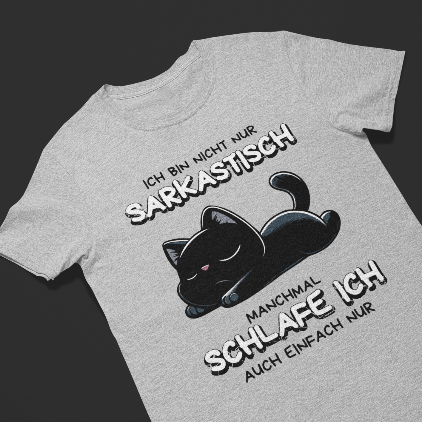 Grau meliertes T-Shirt auf einem dunklen Holzboden mit einem Design einer schlafenden Katze und dem lustigen Spruch 'Ich bin nicht nur sarkastisch - Manchmal schlafe ich auch einfach nur'