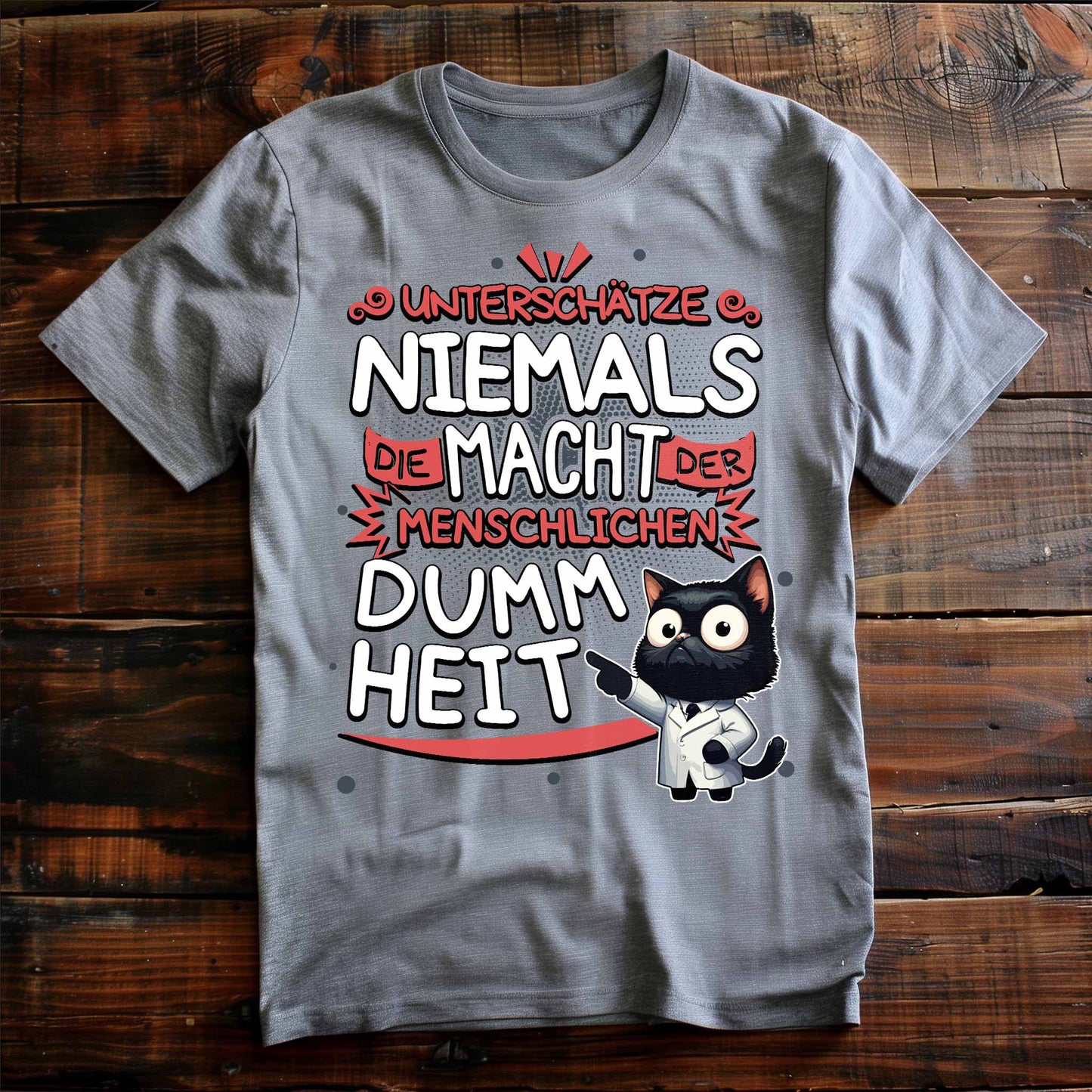 Grau meliertes T-Shirt auf Holzboden mit Design einer Katze als Doktor mit dem lustigen Spruch 'Unterschätze niemals die Macht der menschlichen Dummheit'