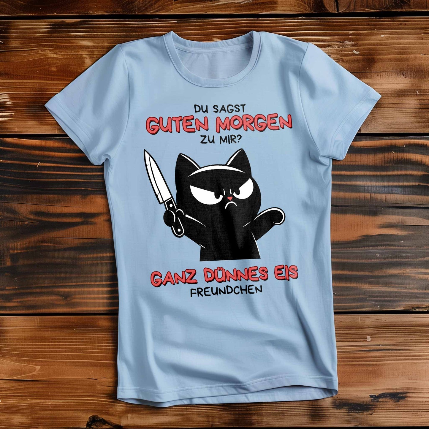 Himmel-Blaues Damen-T-Shirt auf Holzboden mit Design einer schwarzen Katze mit Messer und dem lustigen Spruch 'Guten Morgen? Ganz dünnes Eis'