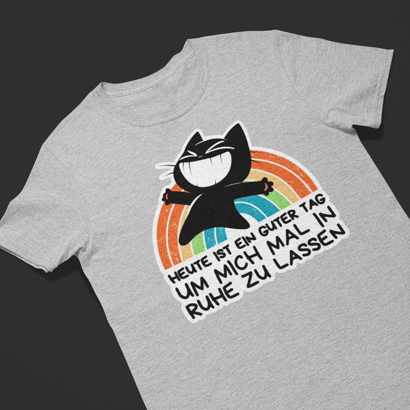 Grau meliertes T-Shirt einer lustigen süßen Katze, die sich vor einem Regenbogen freut