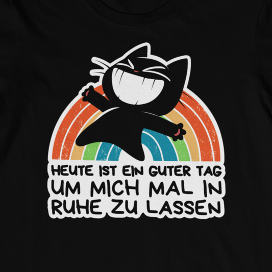 Nahaufnahme eines Schwarzen T-Shirts mit einer lustigen süßen Katze, die sich vor einem Regenbogen freut