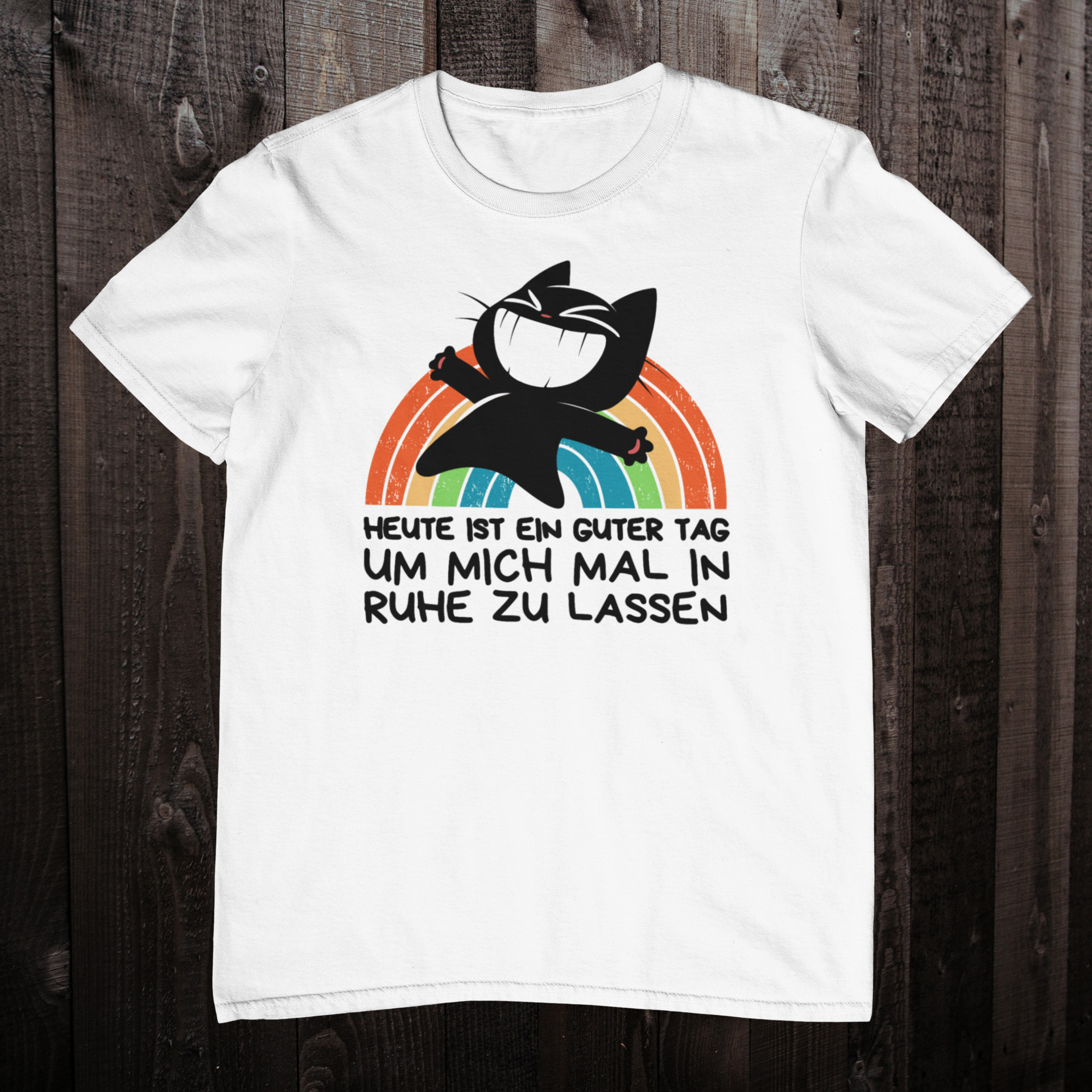 Weißes T-Shirt einer lustigen süßen Katze, die sich vor einem Regenbogen freut