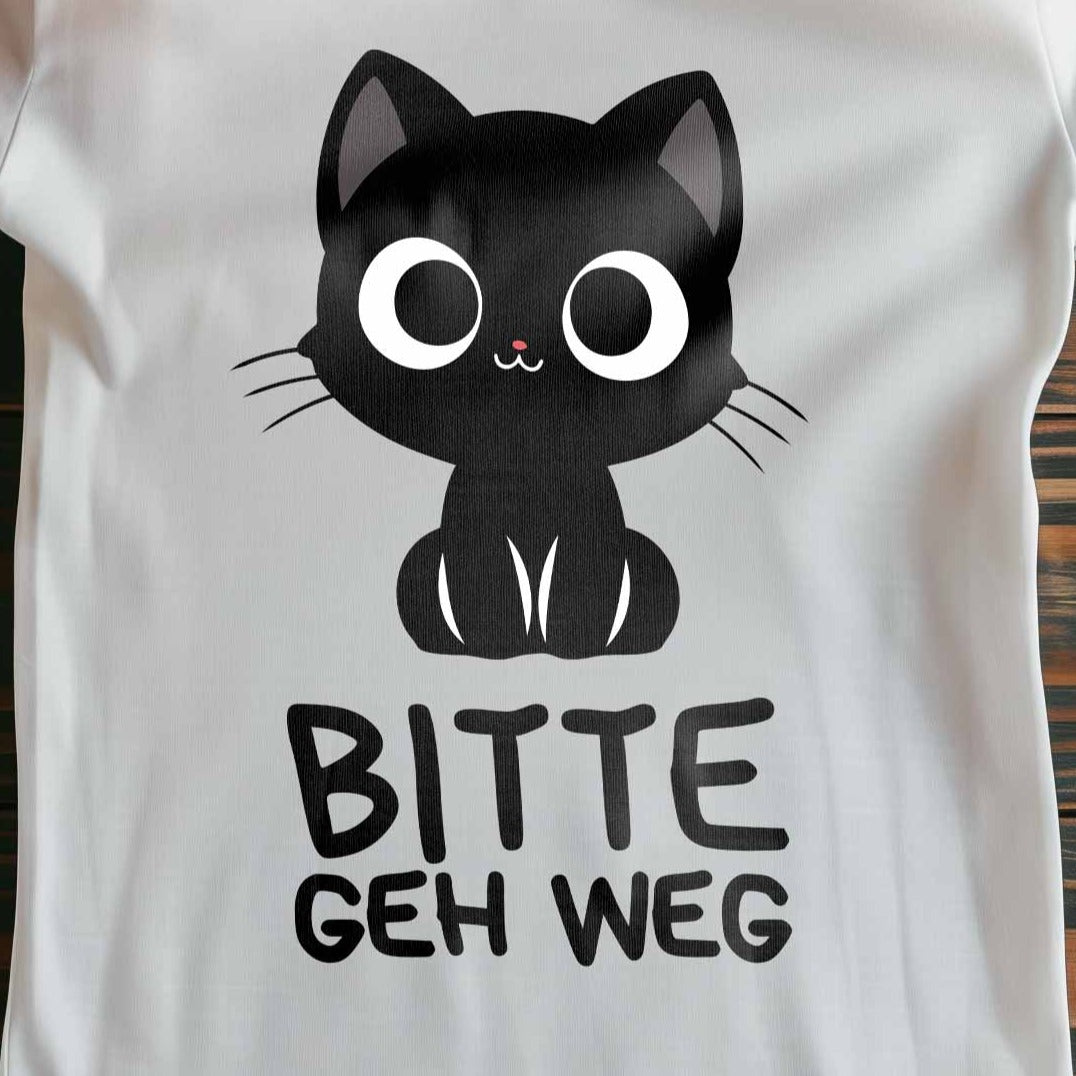 Nahaufnahme eines weißen Damen-Shirts auf Holzboden mit Design einer schwarzen Katze und dem lustigen Spruch 'Bitte geh weg'