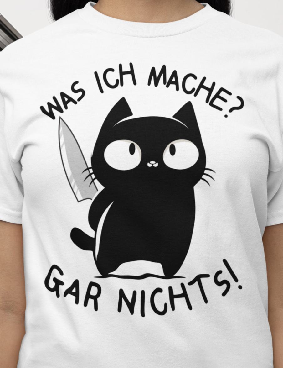 Nahaufnahme einer hübschen Frau mit weißen T-Shirt mit einer schwarzen Katze und dem lustigen Spruch darauf 'Was ich mache? Gar nichts!'