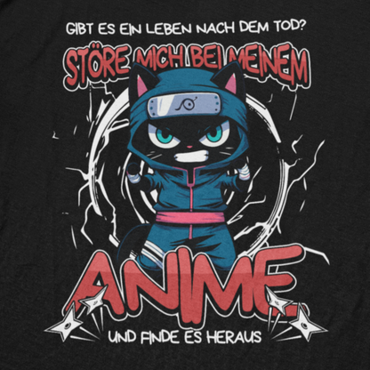 Nahaufnahme eines schwarzen Damen-Shirts mit einem lustigen T-Shirt Design einer Ninja Katze und dem lustigen Spruch 'Ob es ein Leben nach dem Tod gibt? Störe mich bei meinem Anime und finde es heraus'