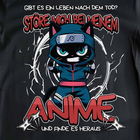 Nahaufnahme eines schwarzen T-Shirts. Zu sehen ist ein T-Shirt-Design einer lustigen Ninja-Katze und der witzige Spruch 'Ob es ein Leben nach dem Tod gibt? Störe mich bei meinem Anime und finde es heraus'