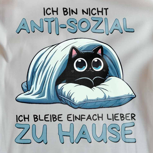 Nahaufnahme eines weißen Damen-Shirts mit Design einer schwarzen Katze und dem lustigen Spruch '"Ich bin nicht anti-sozial, ich bleibe einfach lieber zu hause'