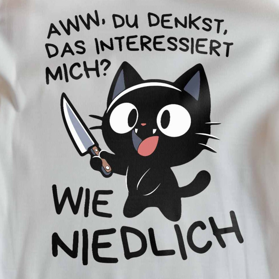 Nahaufnahme eines weißen Damen T-Shirts mit einem witzigen Katzen-Design und dem lustigen Spruch 'Aww, du denkst, das interessiert mich? Wie niedlich'