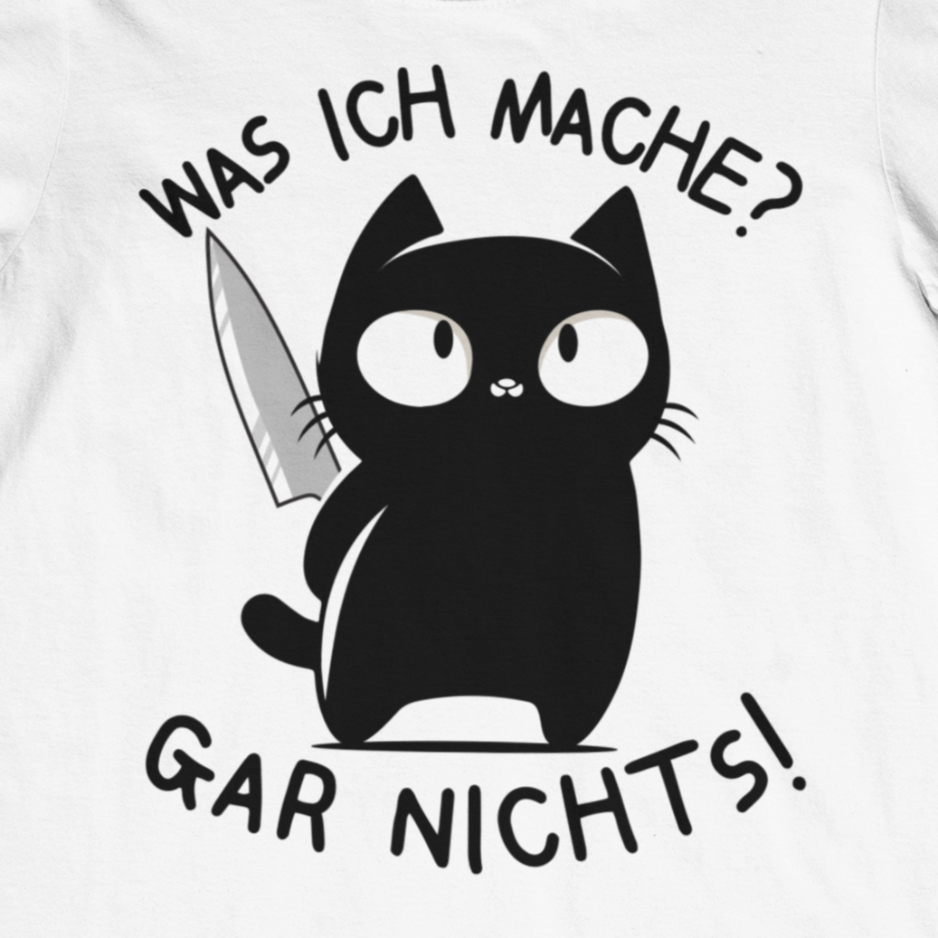 Nahaufnahme eines Weißen T-Shirts mit einer schwarzen Katze, die ein Messer versteckt und dem lustigen Spruch 'Was ich mache? Gar nichts!'