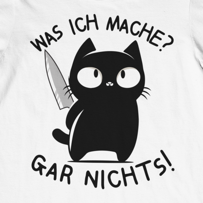 Nahaufnahme eines Weißen T-Shirts mit einer schwarzen Katze, die ein Messer versteckt und dem lustigen Spruch 'Was ich mache? Gar nichts!'