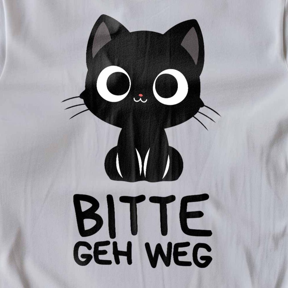 Nahaufnahme eines weißen T-Shirts mit Design einer süßen schwarzen Katze und dem lustigen Spruch 'Bitte geh weg'