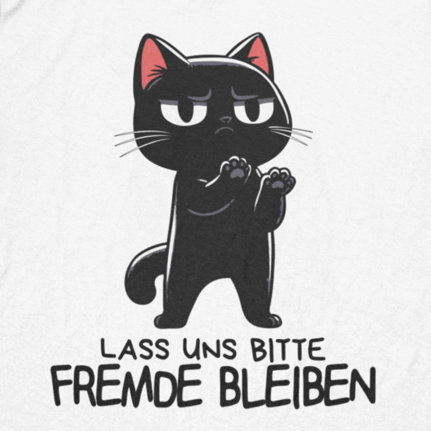 Nahaufnahme eines weißen T-Shirts für Frauen mit einer schwarzen Katze als Design und dem lustigen Spruch 'Lass uns bitte Fremde bleiben'