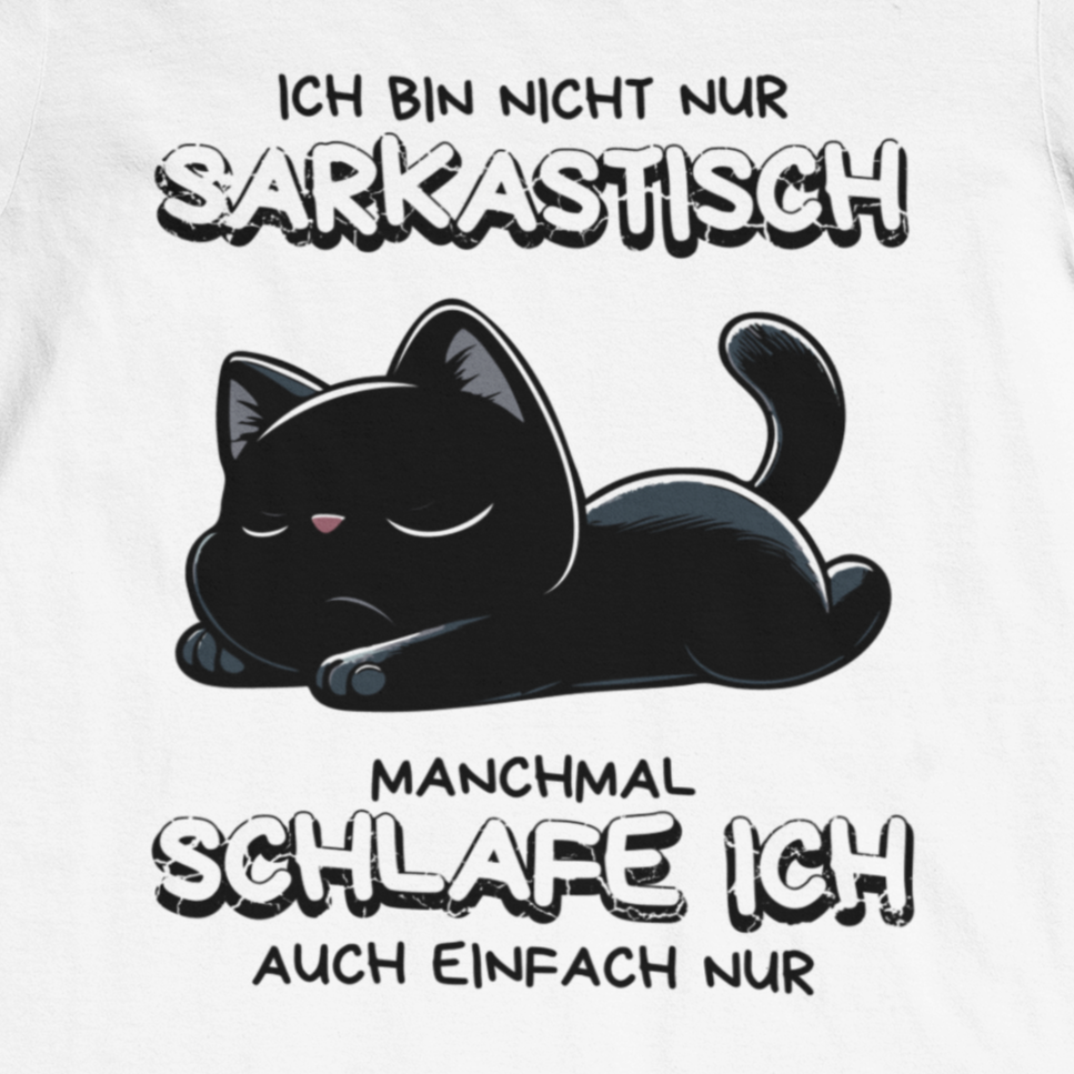 Nahaufnahme eines Weißen T-Shirts mit einem Design einer schlafenden Katze und dem lustigen Spruch 'Ich bin nicht nur sarkastisch - Manchmal schlafe ich auch einfach nur'