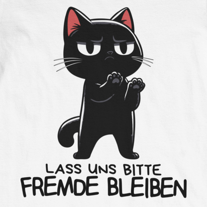 Nahaufnahme eines weißen T-Shirts mit einer schwarzen Katze und dem lustigen Spruch 'Lass uns bitte Freunde bleiben'