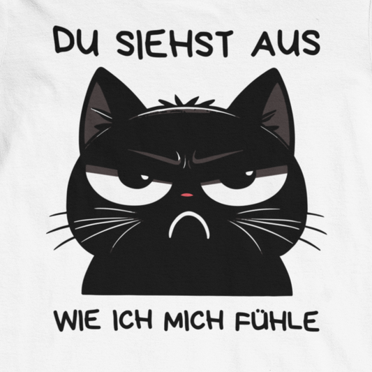 Nahaufnahme eines weißen T-Shirts mit einer grimmigen Katze und dem Spruch 'Du siehst aus, wie ich mich fühle'