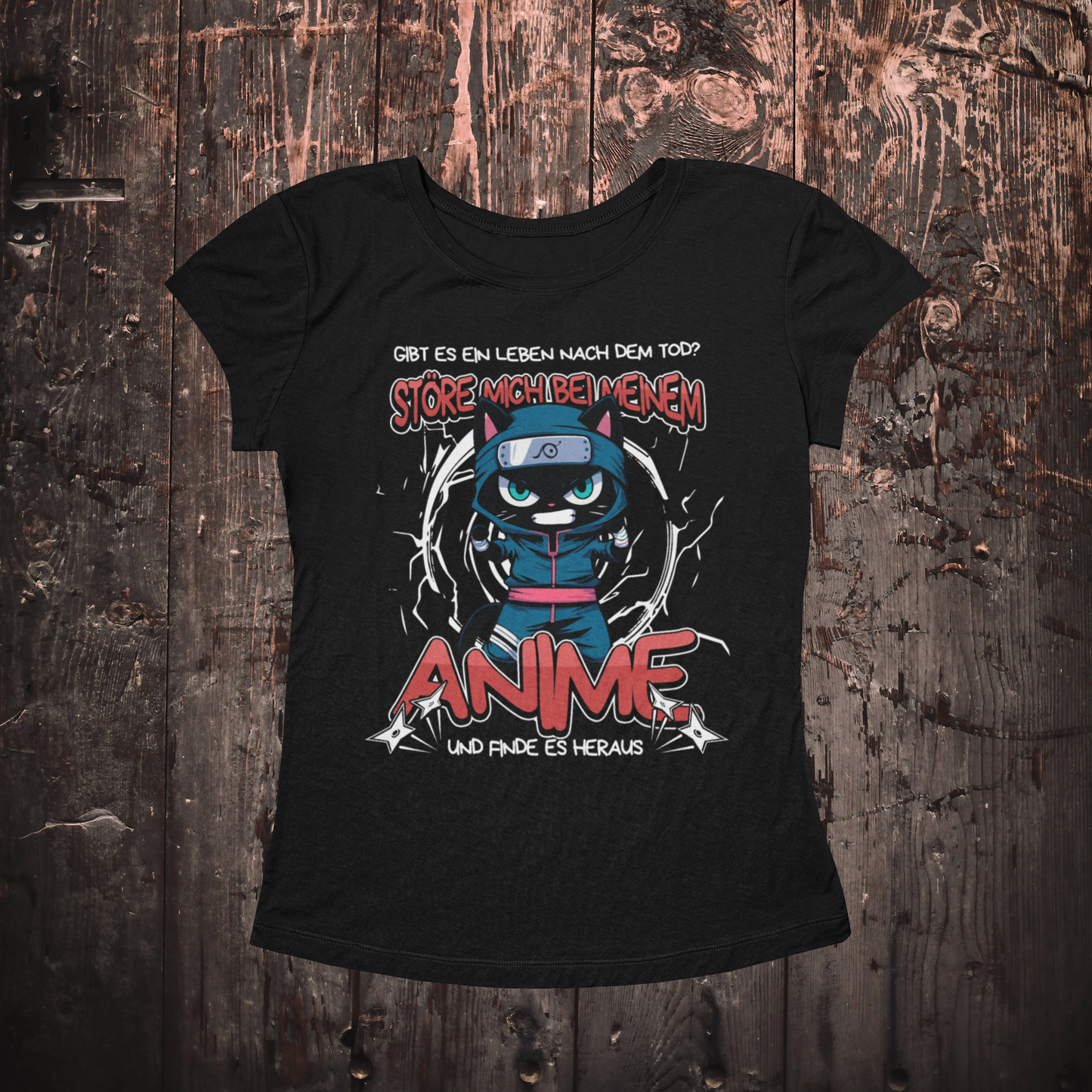 Schwarzes Damen-Shirt auf einem Holzboden mit einem lustigen T-Shirt Design einer Ninja Katze und dem lustigen Spruch 'Ob es ein Leben nach dem Tod gibt? Störe mich bei meinem Anime und finde es heraus'